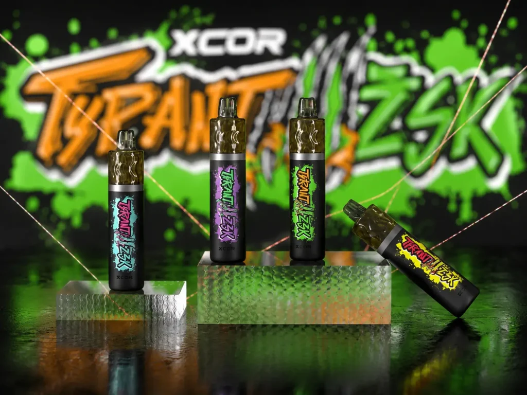 XCOR TYRANT 23000 zaciągnięć jednorazowy e papieros cztery modele na metalowych podium i zielonym tle XCOR TYRANT 23000 zaciągnięć jednorazowy e papieros cztery modele na metalowych podium i zielonym tle