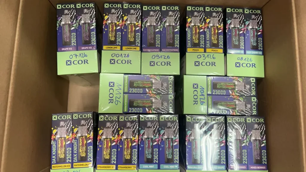 XCOR TYRANT 23000 zaciągnięć jednorazowy e papieros opakowania produktów ułożone na półce XCOR TYRANT 23000 zaciągnięć jednorazowy e papieros opakowania produktów ułożone na półce